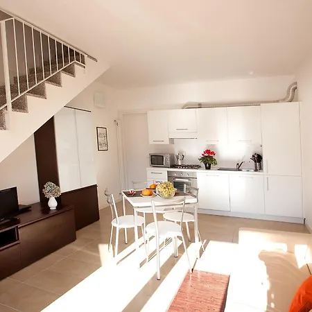 4 Village Centre Homes With Pool-by Italian Terraze, Spese, Sopra Spese, Spese Ii דירה לנו